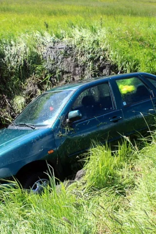Fahrzeug im Graben